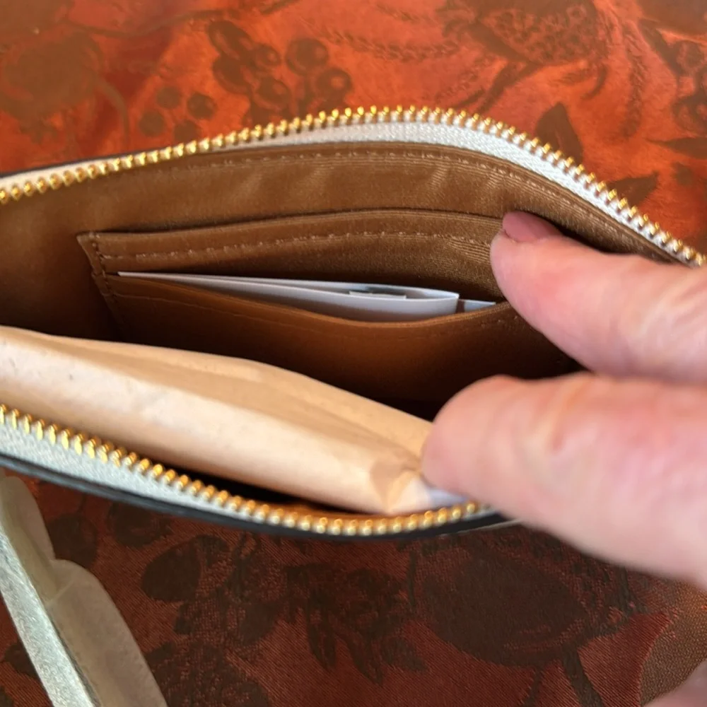 Coach Floral Print Women's Corner Zip NWT - Picture 6 of 10